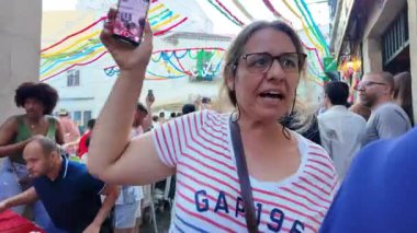 Aziz Anthony gecesinde insanlar dans edip yemek yiyor.