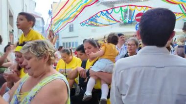 Lizbon Saint Anthony geçit töreninde mutlu dans kalabalığı