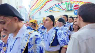 Lizbon 'daki parlak şehir caddesinde Aziz Anthony eğlencesi