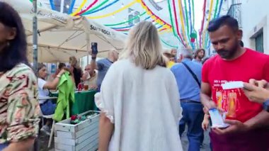 St. Anthony müziği ve sokak tezgahlarıyla kalabalık Lizbon