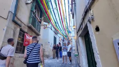 Mutlu insanlar ve ızgara yiyeceklerle Lizbon Saint Anthony partisi