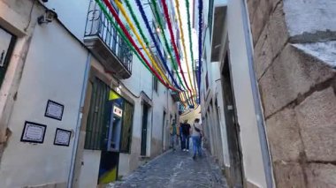 Lizbon 'daki Aziz Anthony geçit töreni sırasında sardalya tezgahları ve müzik