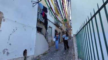 Portekiz Saint Anthony geçit töreni sardalya, yemek ve Lizbon kalabalığıyla