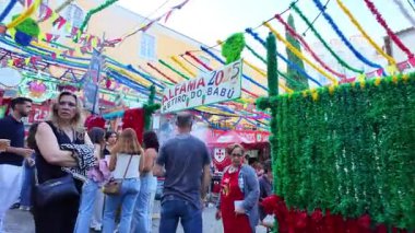 Lizbon 'u Saint Anthony kutlamaları için mutlu kalabalıkla aydınlatmıştı.