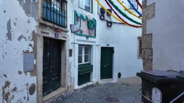 Saint Anthony geçit törenindeki renkli Lizbon kalabalığı yemek ve dansla