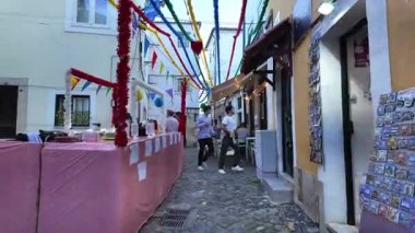 Portekiz caddesinde mutlu insanlar Lizbon 'da Aziz Anthony festivalinin tadını çıkarıyor