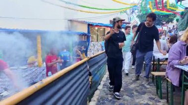 Saint Anthony festivalinde Lizbon kalabalığı sokak yemekleri, ışıklar, müzik ve neşe ile