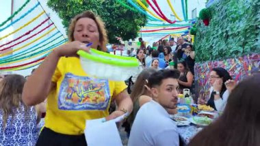 Renkli Lizbon sokak partisi Saint Anthony geçit töreni, sardalyalar ve dans eden kalabalık