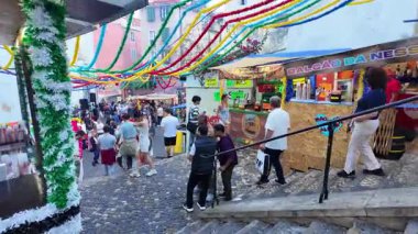 Aziz Anthony bayramı, Lizbon sokakları yemek ve mutlu insanlarla dolu.