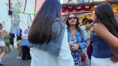 Saint Anthony boyunca dans eden Lizbon sokakları yemek, renk ve neşeli insanlarla