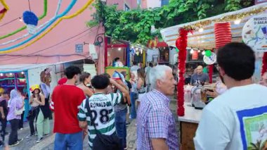 Aziz Anthony kutlamaları sırasında Lizbon sokakları renk, kültür ve ızgara sardalya ile