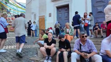 Lizbon festivali gecesi Aziz Anthony geçit töreni, sardalyalar ve sokak dansı kalabalıkları