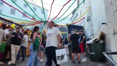 Portekiz kutlamaları sardalyalar, geçit törenleri ve neşeli Lizbon kalabalığıyla Saint Anthony 'de