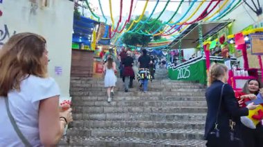 Lizbon 'da bir sürü insan yemek ve ışıklarla Aziz Anthony Festivali' nin tadını çıkarıyor.