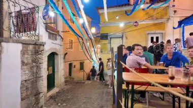 Saint Anthony şenliği sırasında Lizbon 'da sardalya sokak tezgahları ve geçit törenleri