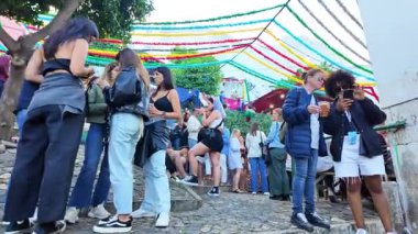 Lizbon 'daki yerel Portekizliler Aziz Anthony' yi yemek ve renkli geçit töreniyle kutluyorlar.