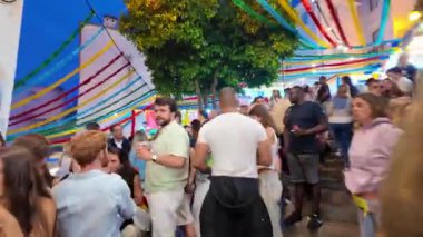 Portekiz sokak festivali Saint Anthony geçit töreni, parlak renkler ve mutlu Lizbon kalabalığı