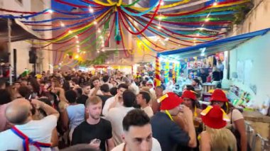 Lizbon 'da dans eden kalabalık, parlak ışıklar ve ızgara sardalyalarla dolu Aziz Anthony gecesi.
