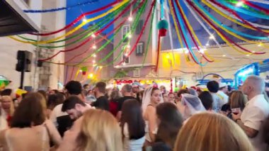 Lizbon sokaklarında Aziz Anthony kutlamalarıyla Portekiz geçidi yemek ve mutlu kalabalıklarla