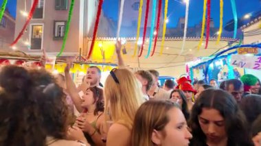 Portekiz 'deki renkli geçit töreni kalabalığı Aziz Anthony festivalini yemek, müzik ve ışıklarla kutluyor