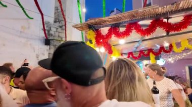 Lizbon Saint Anthony gecesi sardalyalar, renkli flamalar, geçit törenleri ve kutlamalarla dolu.