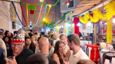 Lizbon 'da Portekiz Aziz Anthony Günü dekore edilmiş sokaklar, yemek, müzik ve neşeli kalabalıklarla