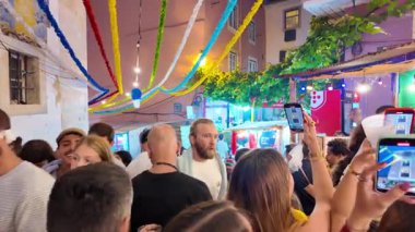 Saint Anthony Portekiz Festivali sırasında Lizbon sokaklarında ızgara sardalya ve müzik.