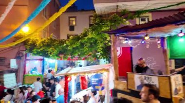 Lizbon 'daki Saint Anthony sokak partisinde kalabalık dans, yerel müzik, yemek ve festival ışıkları