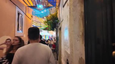 Lizbon Saint Anthony Festivali 'nde renkli ışıklar ve dans eden kalabalık ızgara sardalya ve yerel eğlenceyle