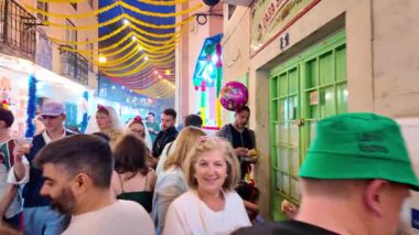 Portekiz 'deki Saint Anthony partisinde sardalyalar ve danslar. Lizbon renk, geçit törenleri ve neşe dolu.