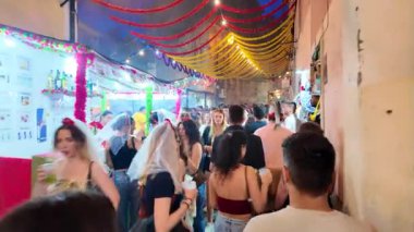 Lizbon 'da Aziz Anthony için ızgara sardalya, kültür müziği ve dekore edilmiş sokaklarda geçit töreni