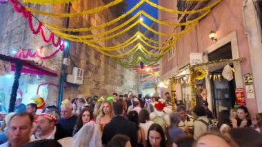 Portekiz 'de Aziz Anthony geçit töreni. Lizbon şehri dans, sardalya, parlak sokak dekorasyonu ve insanlarla dolu.