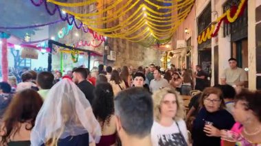 Lizbon 'da yerel yemekler, dans, ışıklar ve festival kalabalığıyla renkli Aziz Anthony sokak partisi