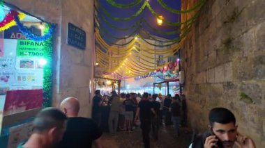 Lizbon 'da Aziz Anthony için sokak kutlaması ızgara sardalyalar, geçit törenleri, müzik ve şenlik havasıyla