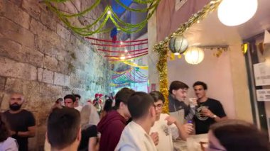 Portekizliler Lizbon 'da parlak ışıklar, müzik, sardalya ve eğlence ile Aziz Anthony kutlamalarının tadını çıkarıyorlar.