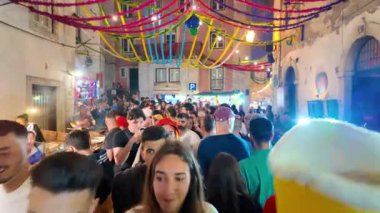 Lizbon sokakları neşe, sardalya, renk ve Portekiz 'deki Aziz Anthony festivalini kutlayan insanlarla dolu.