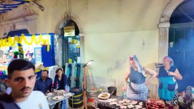 Lizbon Saint Anthony kutlamaları havai fişekler, sardalyalar, müzik, geçit törenleri ve şehir sokaklarında heyecanlı insanlar