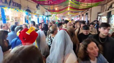 Lizbon 'da Aziz Anthony Günü geçit törenleri, yerel yemekler, renkli sokaklar ve Portekiz kültürünü kutlayan insanlarla dolu.