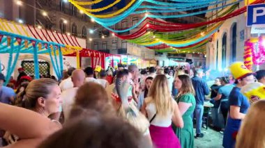 Lizbon 'daki Aziz Anthony festivali için neşeli kalabalık. Renkli geçit törenleri, geleneksel kostümler ve yiyecek satıcıları.