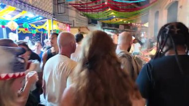 Lizbon sokaklarında sardalya ızgarası, canlı geçit törenleri, Aziz Anthony kutlamaları, konfeti ve tezahürat yapan kalabalık.