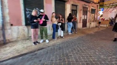 Lizbon şehri Saint Anthony festivali için dekore edildi. Yemek tezgahları, dansçılar, müzik, sokak ışıkları ve neşeli insanlarla.