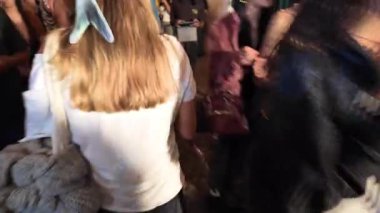 Lizbon 'da insanlar Aziz Anthony Festivali' ni geçit törenleri, ışıklar, geleneksel yemekler ve kültürel sokak eğlenceleriyle kutluyor.