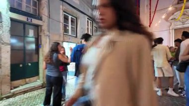 Lizbon Saint Anthony kutlamalarının tadını çıkaran kalabalık sardalya ızgarası, renkli geçit töreni, geleneksel elbise ve müzikle