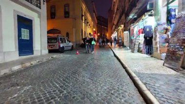 Lizbon 'da Aziz Anthony Festivali' nde insanlar, geçit törenleri, parlak ışıklar, sardalyalar, müzik ve dekore edilmiş şehir sokakları