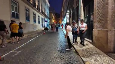 Saint Anthony Festivali 'nde sardalya ve dansçılarla kutlama yapan kalabalık ile dolu renkli Lizbon sokakları.