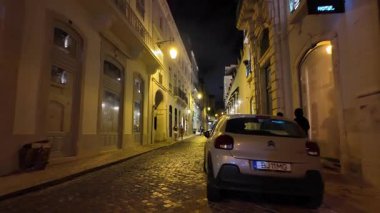 Gece yürürken Lizbon dar sokaklarında hafif ışık