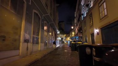 Lizbon 'un eski bir kasabası. Geceleri parlayan fenerlerle aydınlanıyor.