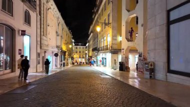 Lizbon 'daki sokak manzarası Geceleri sıcak fener ışığı