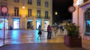 Lizbon 'da eski şehir cazibesiyle boş bir gece sokağı