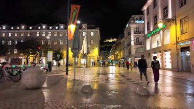 Geleneksel Lizbon Sokağı Sarı ışıkla parıldıyor